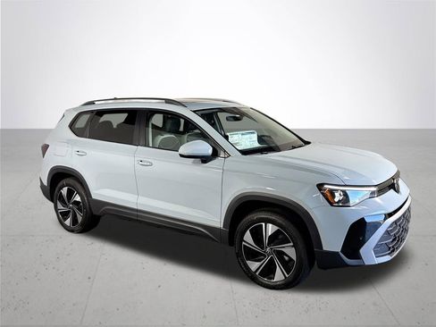 New 2025 Volkswagen Taos SE image 4