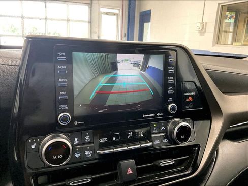 Used 2022 Toyota Highlander XLE AWD/4WD image 19