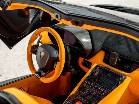 Used 2020 Lamborghini Aventador SVJ AWD/4WD image 13