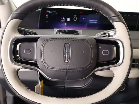 New 2026 Lincoln Navigator Premiere image 3