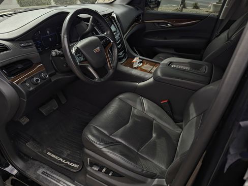 Used 2020 Cadillac Escalade Luxury w/ Escalade Sport Edition AWD/4WD image 10
