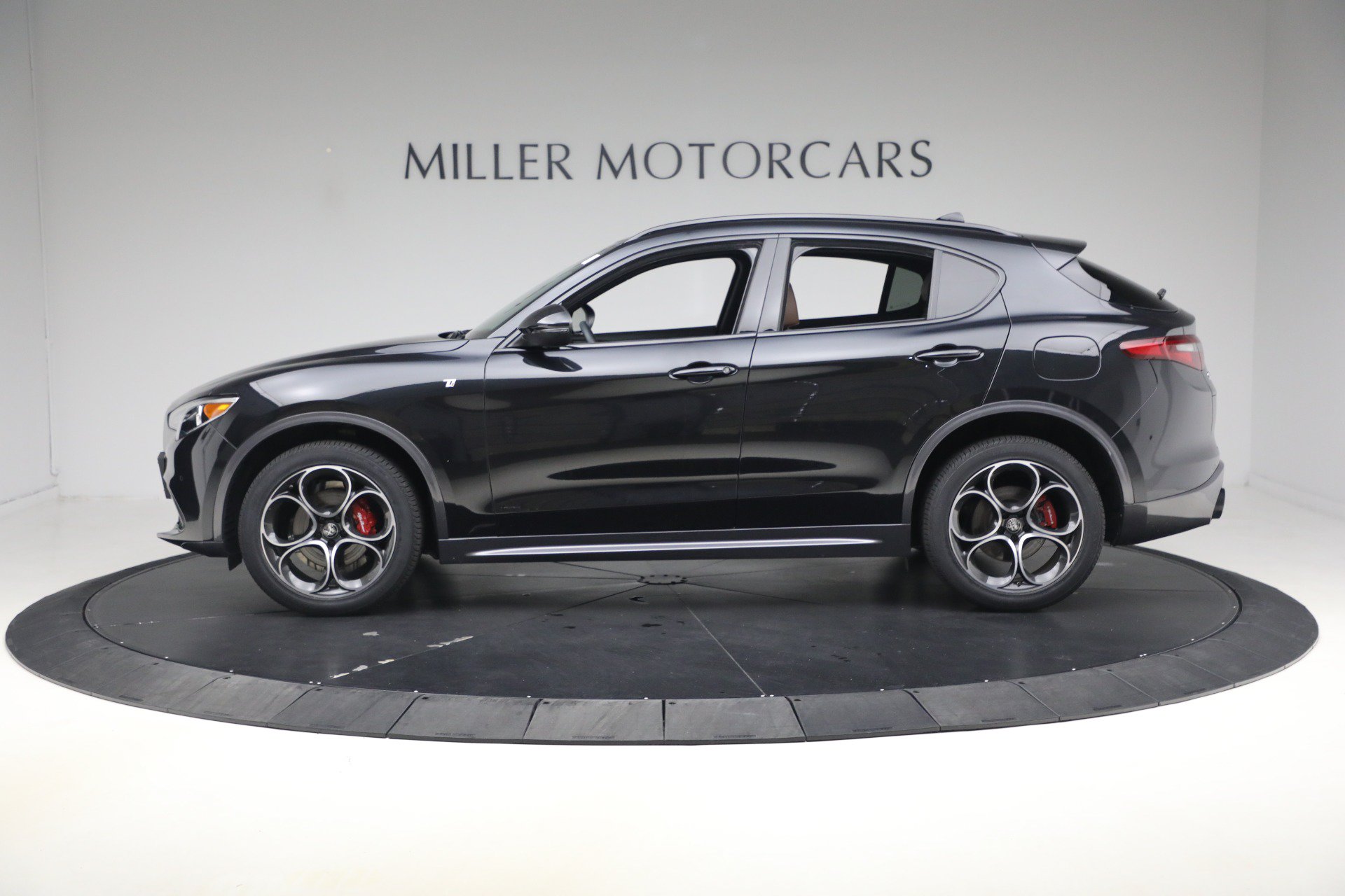 Used 2023 Alfa Romeo Stelvio Ti AWD/4WD image 4