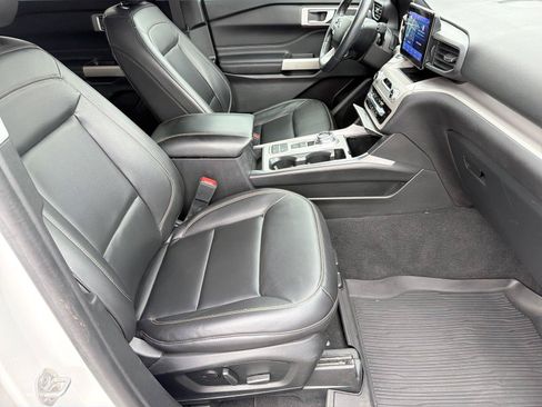 Used 2023 Ford Explorer XLT w/ Equipment Group 202A RWD image 12
