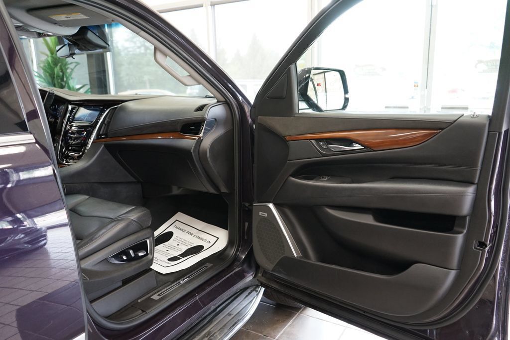 Used 2018 Cadillac Escalade Luxury AWD/4WD image 47