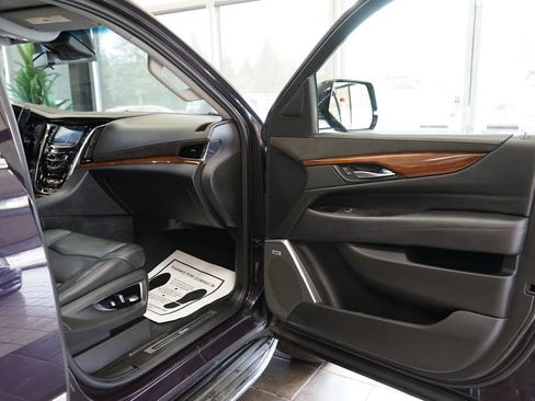 Used 2018 Cadillac Escalade Luxury AWD/4WD image 47
