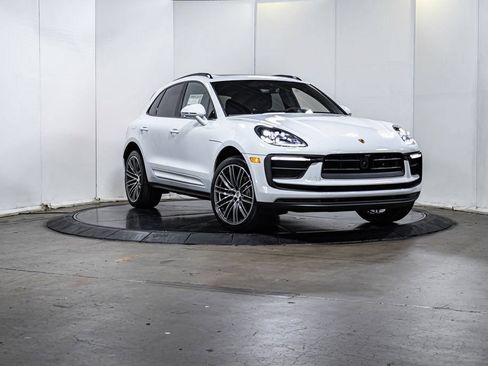 Certified 2025 Porsche Macan AWD/4WD image 9