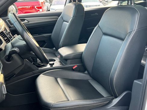 Used 2020 Volkswagen Atlas Cross Sport SE w/ Panoramic Sunroof Package image 18