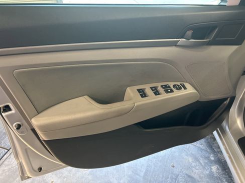 Used 2017 Hyundai Elantra SE image 22