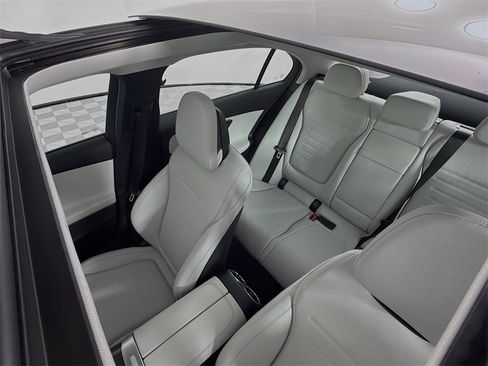 Used 2025 Mercedes-Benz C 300 4MATIC Sedan image 23