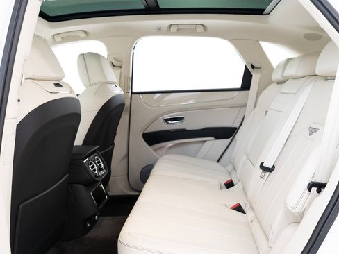 Used 2024 Bentley Bentayga V8 image 23