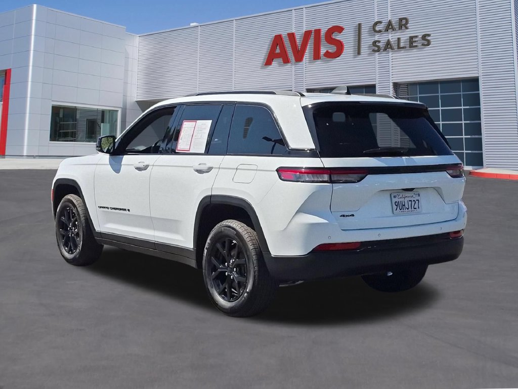 Used 2025 Jeep Grand Cherokee Altitude AWD/4WD image 9