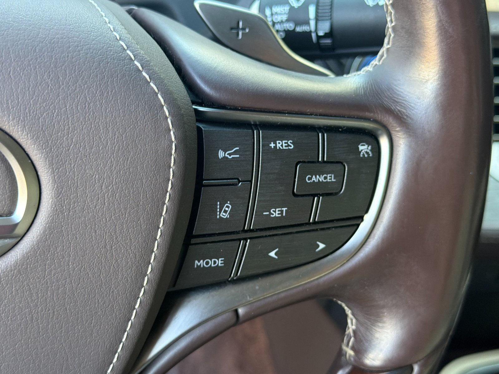 Used 2018 Lexus LS 500h w/ Interior Upgrade Package RWD image 29