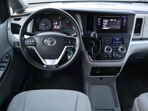 Used 2015 Toyota Sienna L image 28
