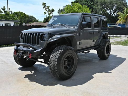 Used 2019 Jeep Wrangler Unlimited Sahara AWD/4WD image 3