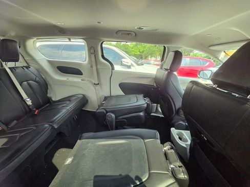 Used 2023 Chrysler Pacifica Touring-L FWD image 11