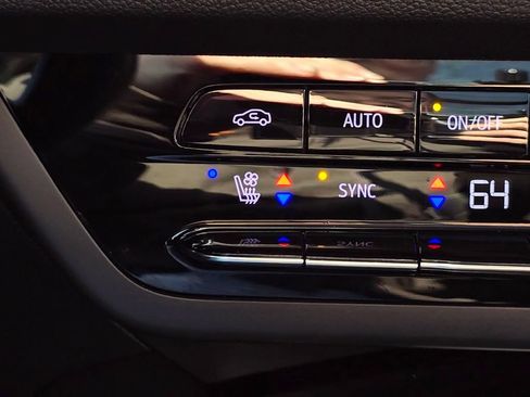 Used 2023 Buick Envision Avenir AWD/4WD image 33