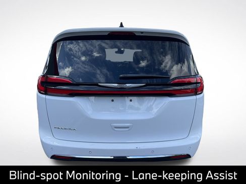 Used 2025 Chrysler Pacifica Select image 8