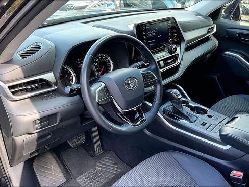 Used 2021 Toyota Highlander LE image 18