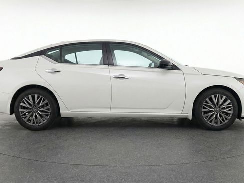 Used 2025 Nissan Altima 2.5 SV FWD image 9