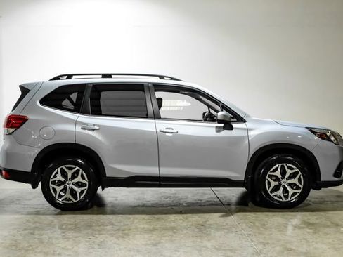 Used 2022 Subaru Forester Premium image 12