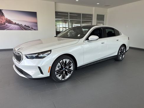 New 2027 BMW 530i xDrive w/ Premium Package AWD/4WD image 4