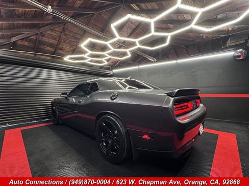 Used 2018 Dodge Challenger SRT Hellcat RWD image 4