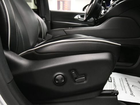 Used 2025 Chrysler Pacifica Limited FWD image 30