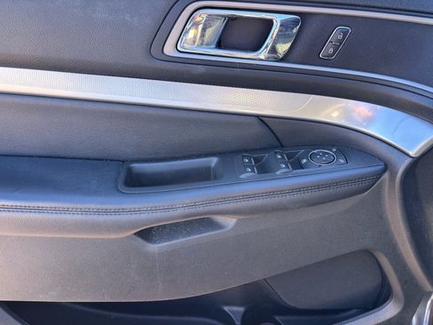 Used 2017 Ford Explorer XLT w/ Equipment Group 201A image 11