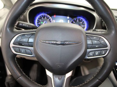 Used 2024 Chrysler Pacifica Touring-L image 36