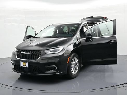 Used 2023 Chrysler Pacifica Touring-L FWD image 32