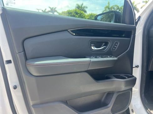 Used 2025 Honda Pilot TrailSport image 15