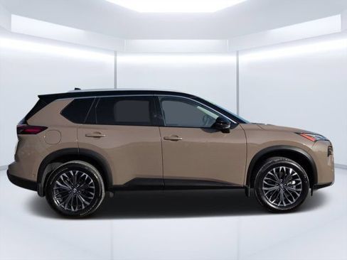 Used 2025 Nissan Rogue SL w/ Tech Package FWD image 2