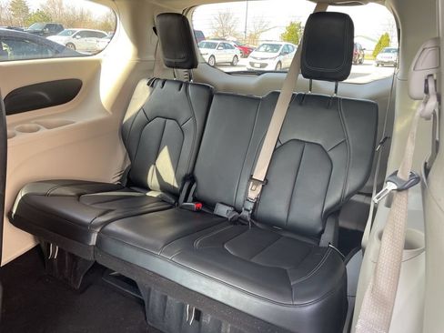 Used 2024 Chrysler Pacifica Touring-L FWD image 13