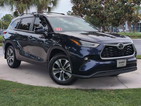 Used 2023 Toyota Highlander XLE FWD image 2