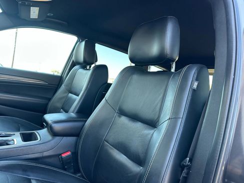 Used 2017 Jeep Grand Cherokee Limited image 16