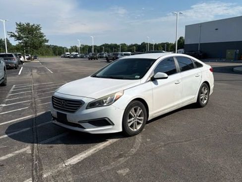Used 2017 Hyundai Sonata SE FWD image 2