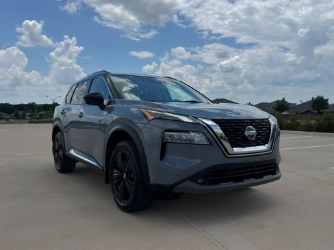 Used 2021 Nissan Rogue SL FWD image 2