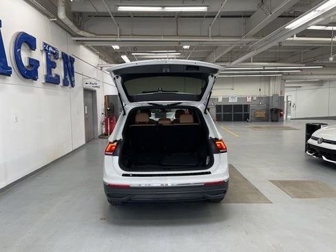 Used 2023 Volkswagen Tiguan SE image 9