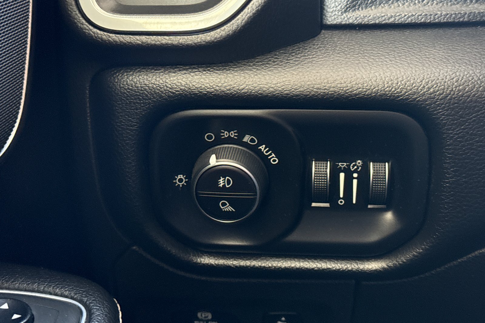 Used 2019 RAM 1500 Laramie RWD image 39