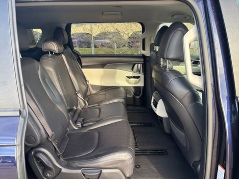 Used 2024 Kia Carnival LX image 27