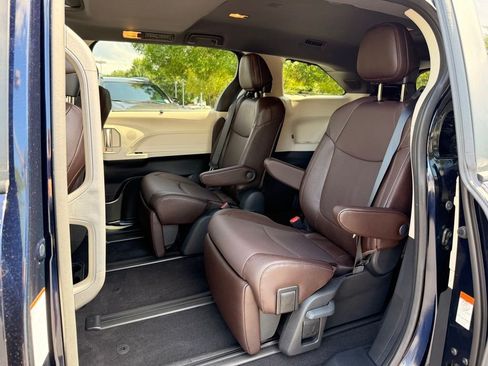 Used 2024 Toyota Sienna Platinum FWD image 15