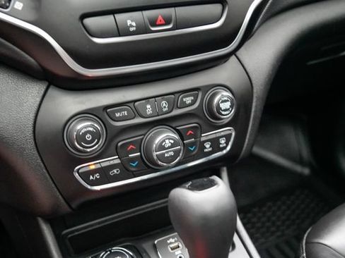 Used 2020 Jeep Cherokee Latitude Plus AWD/4WD image 17