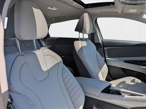 New 2025 Hyundai Elantra Limited image 22