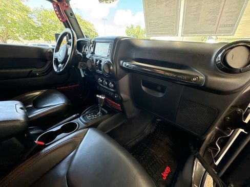 Used 2017 Jeep Wrangler Unlimited Rubicon AWD/4WD image 27