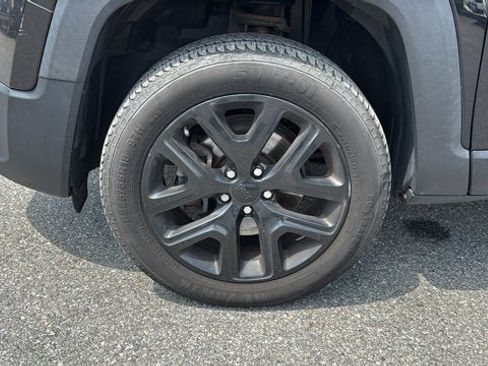 Used 2016 Jeep Renegade Latitude AWD/4WD image 11