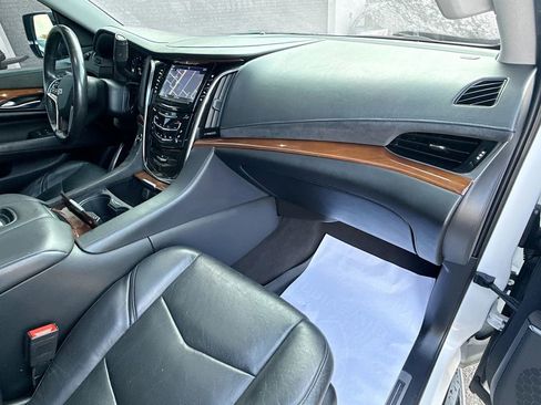 Used 2020 Cadillac Escalade ESV Luxury image 34