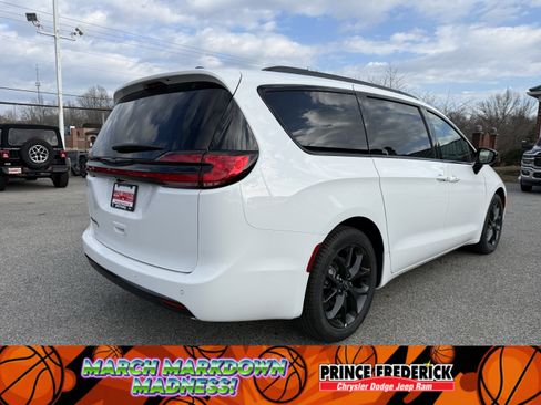 New 2026 Chrysler Pacifica Select image 3