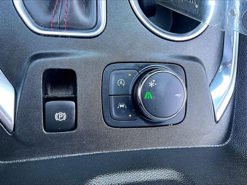 Used 2023 Chevrolet Traverse RS image 33