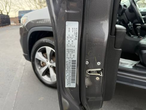 Used 2020 Jeep Cherokee Limited image 27