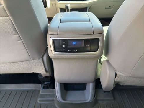 Used 2016 Toyota Highlander LE AWD/4WD image 28